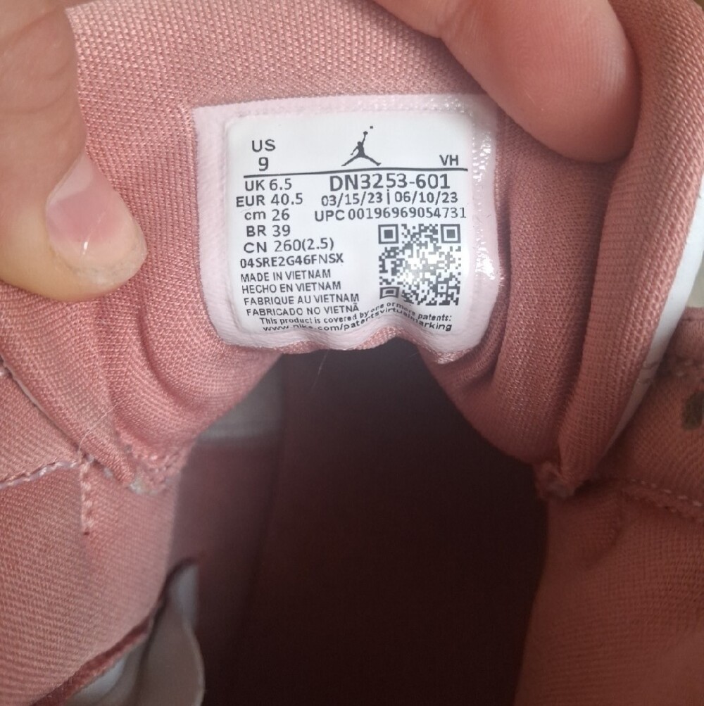 Women’s Jordan 1 in Dusty Pink and White - Picture 2 of 7